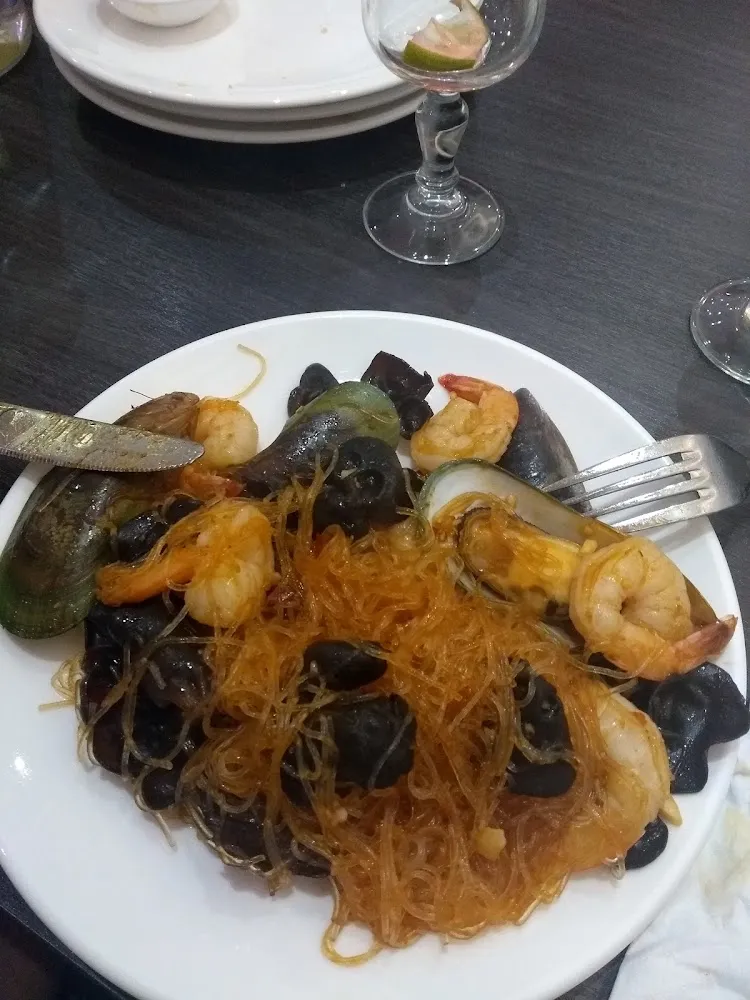 Wok Vermicelle Transparent Au Fruit de Mer Sauce Piquante